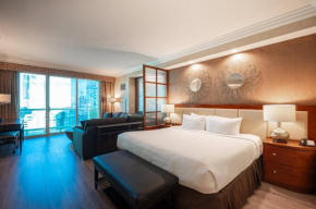 No Resort Fee Strip View Balcony+ Free Valet+ Pool